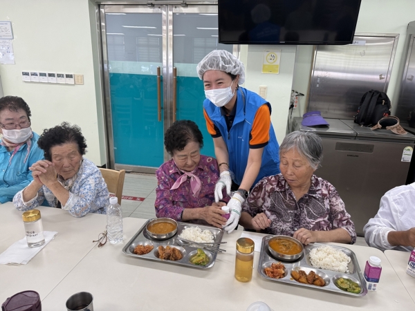 포스코PHP봉사단이 무료급식소에 급식용품, 음식비용을 지원하고 급식봉사와 담벼락 도색 봉사 등을 진행했다. 포스코