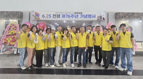 광양제철소 ‘돌보고 살피고 재능봉사단’이 6·25 참전유공자 기념행사에서 행사 지원 봉사활동을 진행하고 있다. 포스코
