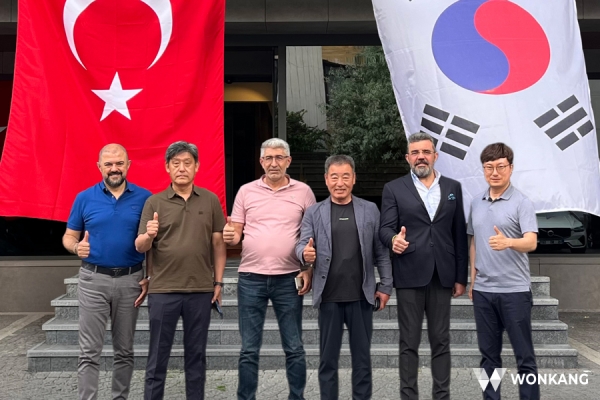 원강 강태영 대표(오른쪽 첫번째)와 튀르키예 지반·기초공사 전문기업 iKSA관계자들과 기념촬영을 하고있다. (사진=원강)