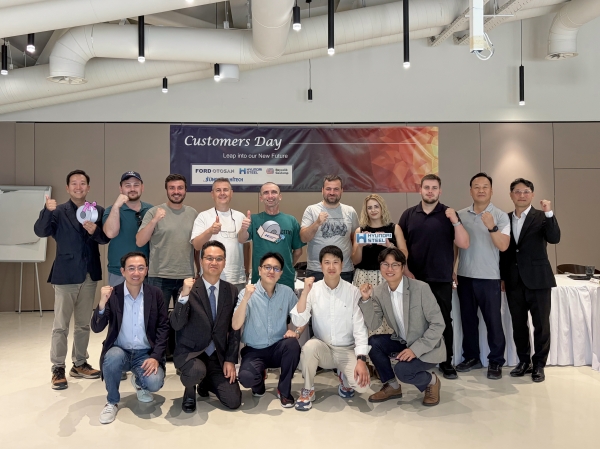 현대제철 및 글로벌 고객사 임직원들이 Customers Day 행사에서 단체로 기념촬영을 하고 있다. 현대제철