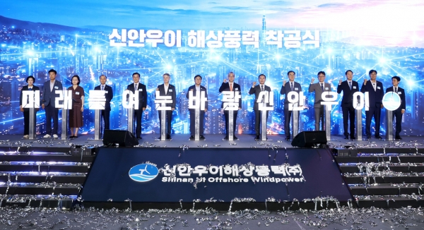 신안우이 해상풍력 발전사업 착공식에서 (왼쪽 네 번째부터) 이영조 한국중부발전 사장, 이재각 진도군수, 민형배 전남광주통합특별시장, 김성환 기후에너지환경부 장관, 정인섭 한화오션 사장, 김태성 신안군수가 착공 세리머니를 진행하며 사업의 성공적인 추진을 다짐하고 있다. 한화오션