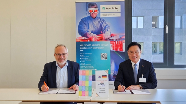 기계연구원 류석현 원장이 독일 프라운호퍼 레이저기술연구소(Fraunhofer Institute for Laser Technology, ILT) 요한 슈톨렌베르크 소장과 7월 16일 AI 기반 레이저 장비 개발 및 지능형 제조기술 분야 협력 확대를 위한 협약을 체결하고 기념 촬영하고 있다. (사진=기계연구원)