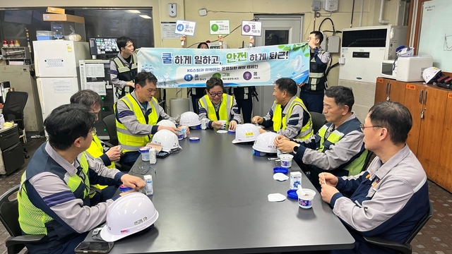 ▲ KG스틸 김성일 대표이사는 지난주 당진·인천 공장을 잇달아 방문해 안전점검회의를 직접 주재하고, 고용노동부 지침에 따른 온도별 대응체계를 정밀 점검했다.