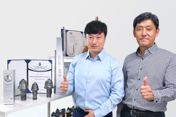 원강 강태영(좌) 대표이사와  허엽(우) 연구소장이 픽커터(Pick Cutter)를 들고 기념촬영을 하고 있다. (사진=원강)