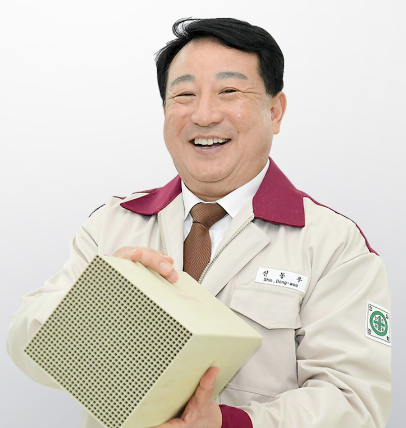 나노의 신동우 회장이 자사 허니컴형 SCR 제품을 설명하고 있다(나노 제공)