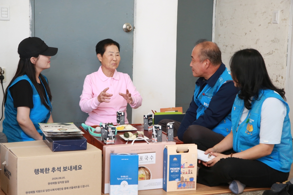 현대제철 당진제철소 임직원이 16일 당진시노인복지관의 추천을 받아 관내 독거노인 가구를 방문하여 추석 명절 선물 상자를 전달했다(현대제철 제공)