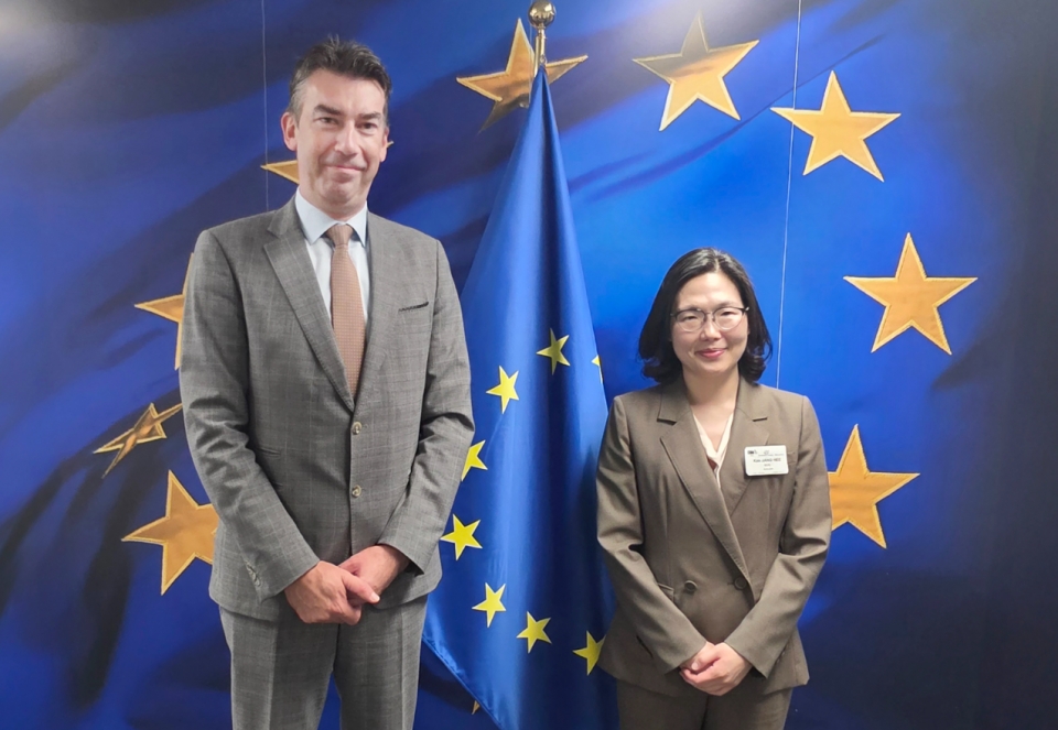 김장희 산업통상부 신통상전략지원관(왼쪽)이 16일(현지시간) 벨기에 브뤼셀 EU 본부에서 드라고슈 투도라케 EU 수석부집행위원장 정책보좌관을 면담했다.(산업부 제공)