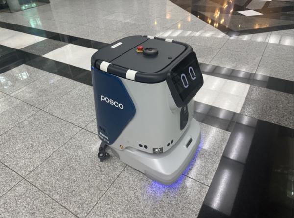 포스코센터 로비 청소로봇. 포스코