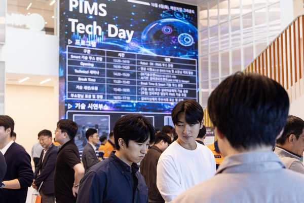 ‘PIMS Tech Day’에 참여한 직원들이 개발 사례를 유심히 살펴보고 있다. 포스코